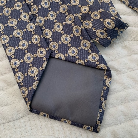 Geoffrey Beene 100% Silk Navy and Gold Patterned Tie - Picture 7 of 11